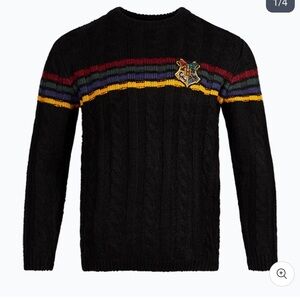 Harry Potter Wizarding World HOGWARTS School Crest Knitted Sweater Sweatshirt.